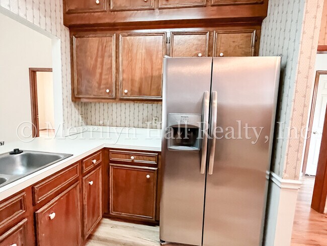Building Photo - Charming Townhome with Garage! Close to the interstate and shopping!