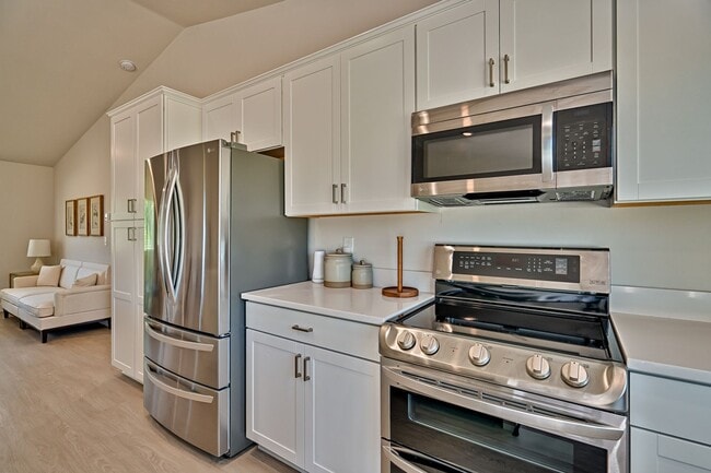 Building Photo - NEW HOME! 3/2  in Hawthorne