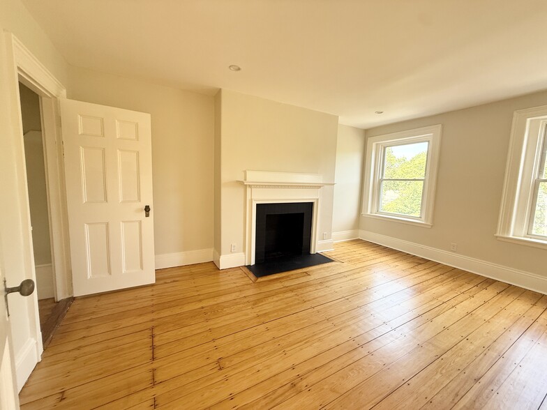 Building Photo - 1726 Beacon St