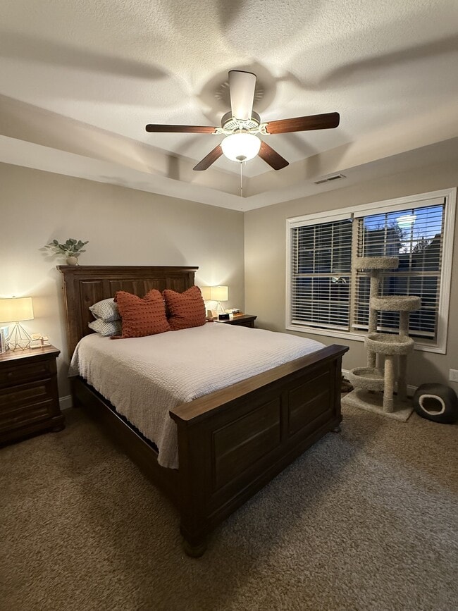 Building Photo - 607 Hollow Crst