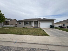 Building Photo - Beautiful 6 bedroom Single Family Home