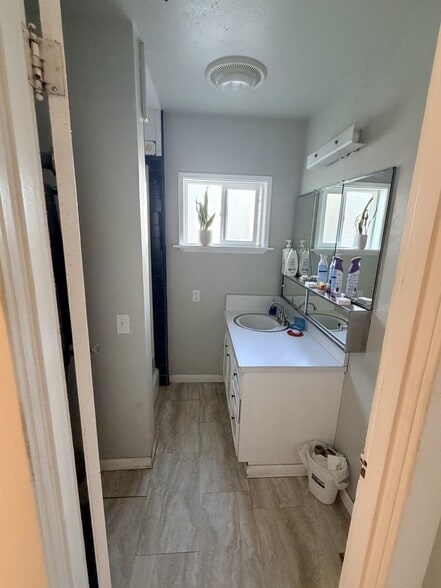 Building Photo - 614 S Stevens St