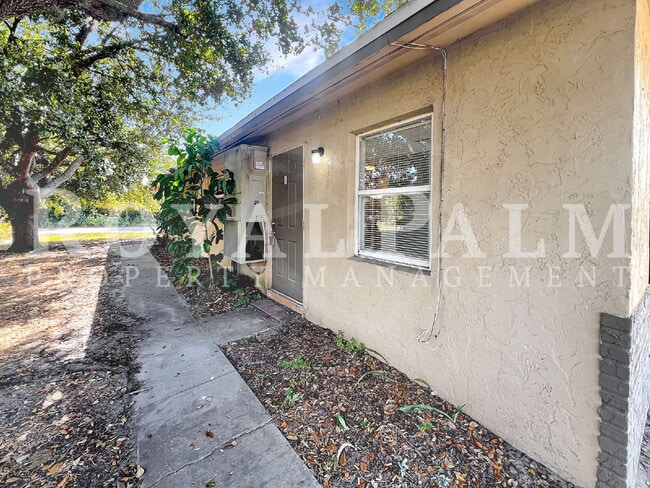 Building Photo - Fort Myers 1BR/1BA Freshly Renovated on First St! Cozy, Clean, and Finally Affordable.