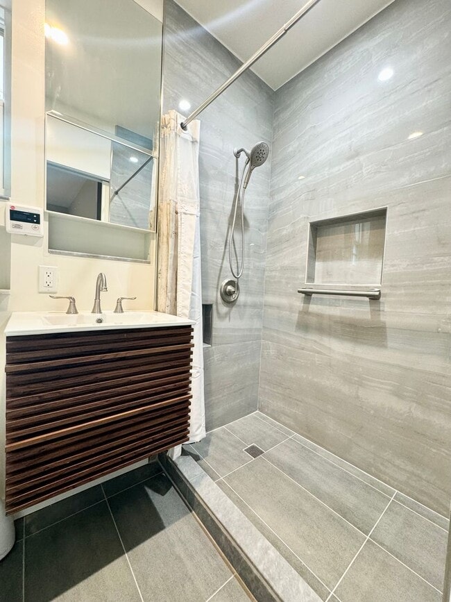 Building Photo - ***Updated 1 bed 1 bath ADU with washer/dryer***