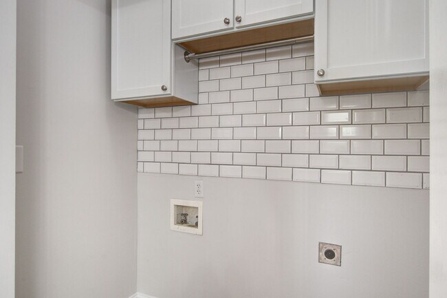 Building Photo - 207 N Pembroke Dr
