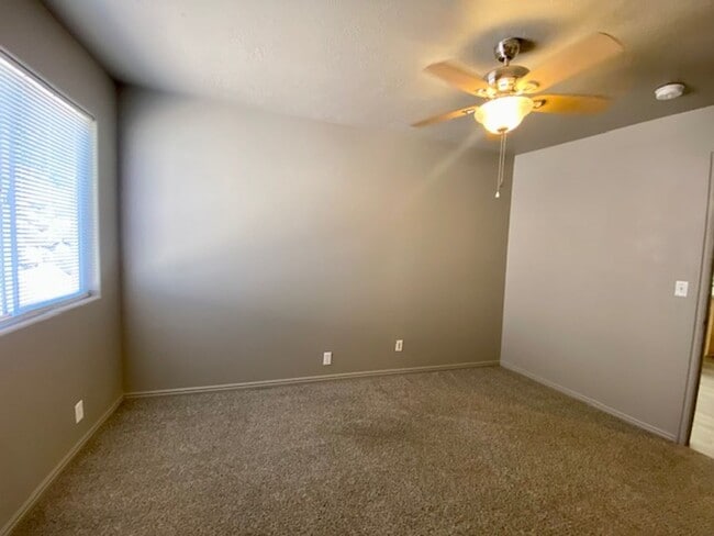 Building Photo - DARLING PROPERTY FOR RENT IN LAVERKIN!