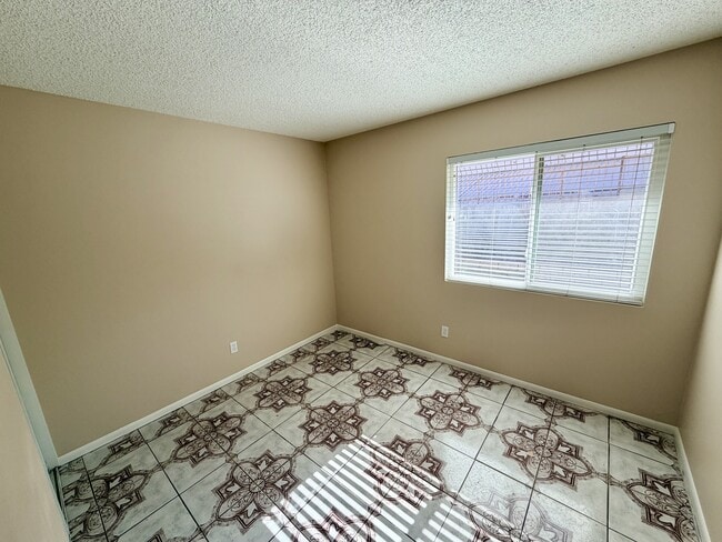 Building Photo - 2036 Orchard Dr