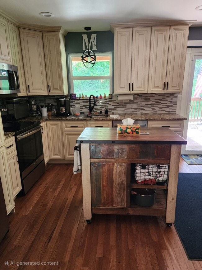 Building Photo - 3 bedrooms, 3 bath, 3 car garage