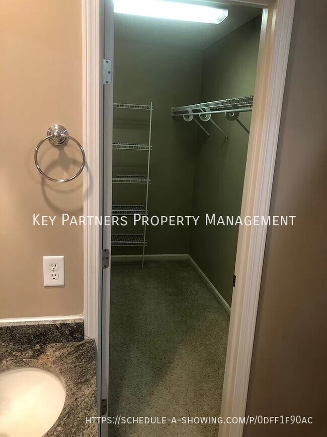 Building Photo - 9232 Boehm - Spacious Townhome!