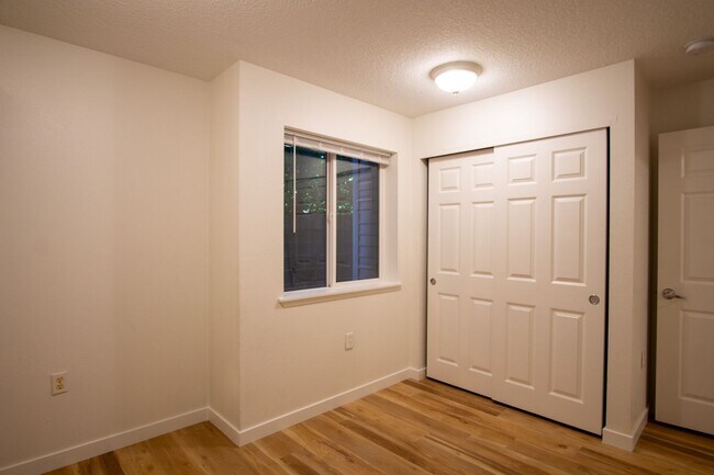Building Photo - Renovated St Johns-1Bdr w/Modern Appliance...