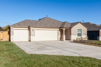 Building Photo - 3 Bedroom Plus Study and 3 car garage!