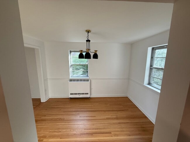Building Photo - Charming Duplex Near Downtown State Colleg...