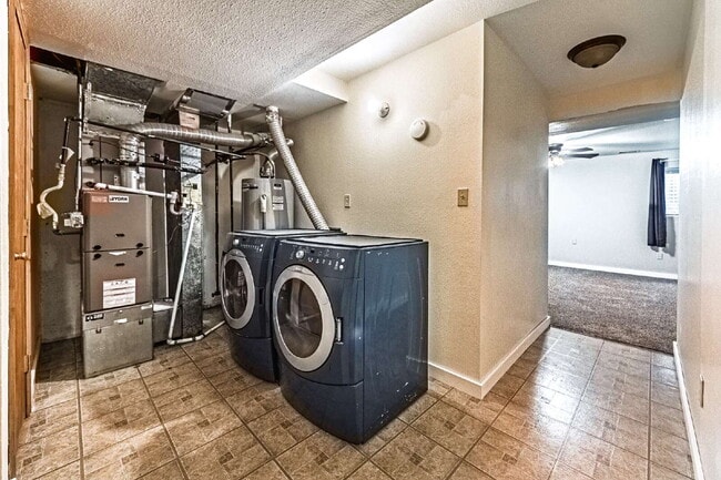 Building Photo - Beautiful Townhome with 3bedrooms and 3 bathrooms, and 1 car garage for rent.