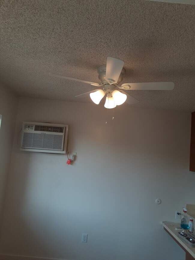 Building Photo - 112 S Delano St