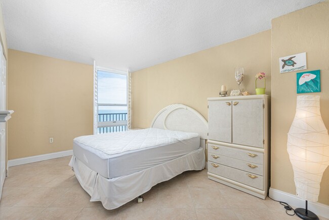 Building Photo - Stunning Oceanfront Furnished Condo in Des...