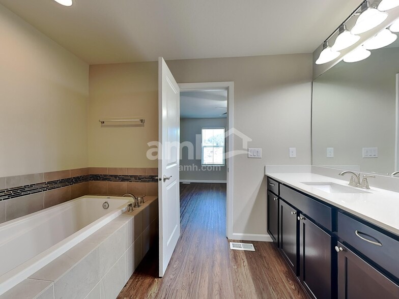 Building Photo - 306 Holdener Ln N