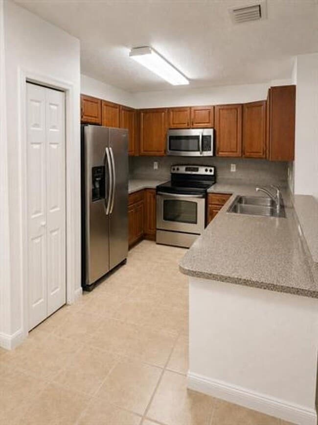 Building Photo - 906 SW 143rd Ave