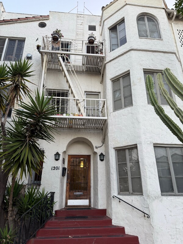 Building Photo - 1201 N Orange Grove Ave