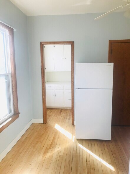 Building Photo - 712 6th St NE