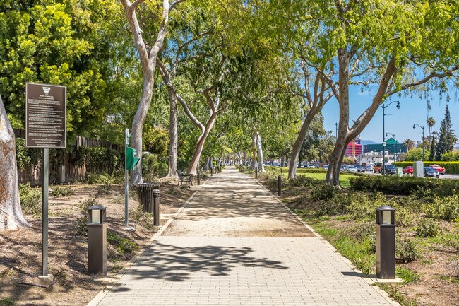 Building Photo - 604 Alta Dr