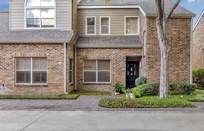 Building Photo - LUXURY 3-BEDROOM TOWNHOME IN ALAMO HEIGHTS