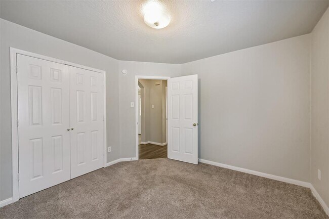 Building Photo - 9911 Driftwood Park Dr