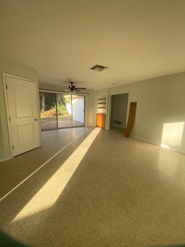 Building Photo - Cute 2/2 in Debary with new kitchen appliances!