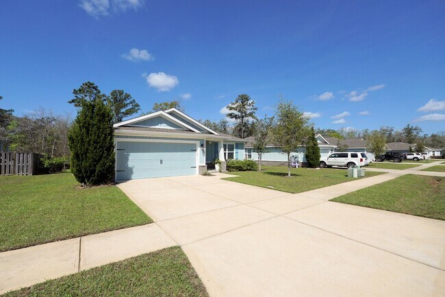 Building Photo - Central Freeport Location with Community Pool