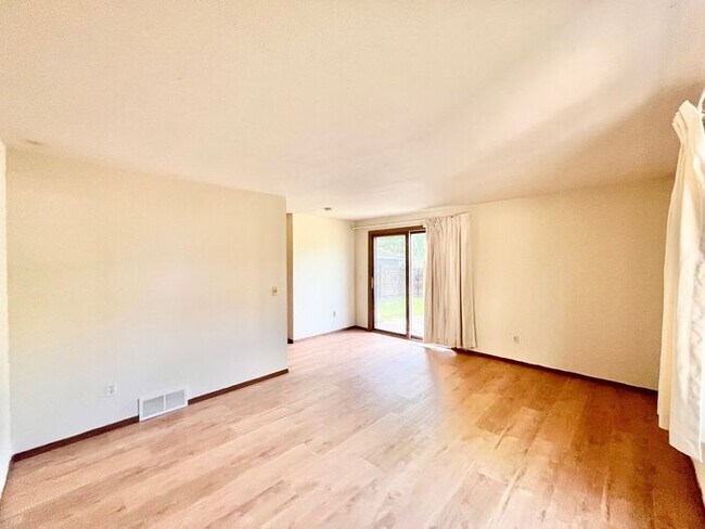 Building Photo - 3 Bed 2 Bath Close to Hughes Staduim
