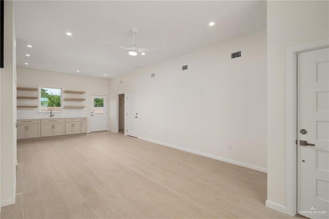 Building Photo - 1202 N Lincoln Ave