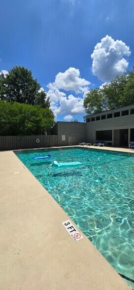 Building Photo - 448 Deerwood St