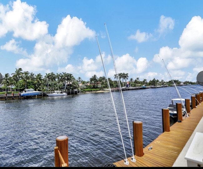 Building Photo - 1050 Hillsboro Mile