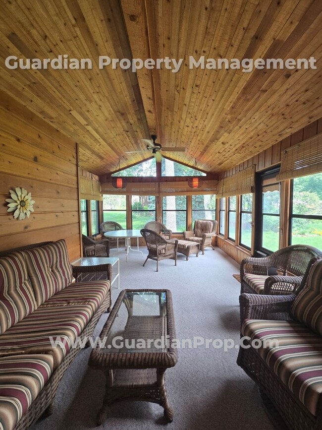 Building Photo - Available now! Spacious Shoreview Home, En...