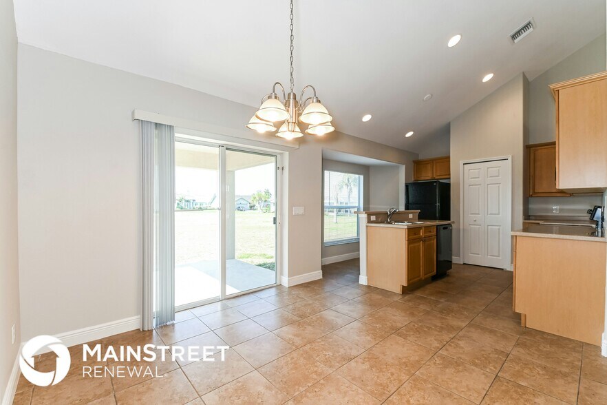 Building Photo - 1002 SW 4th Ave