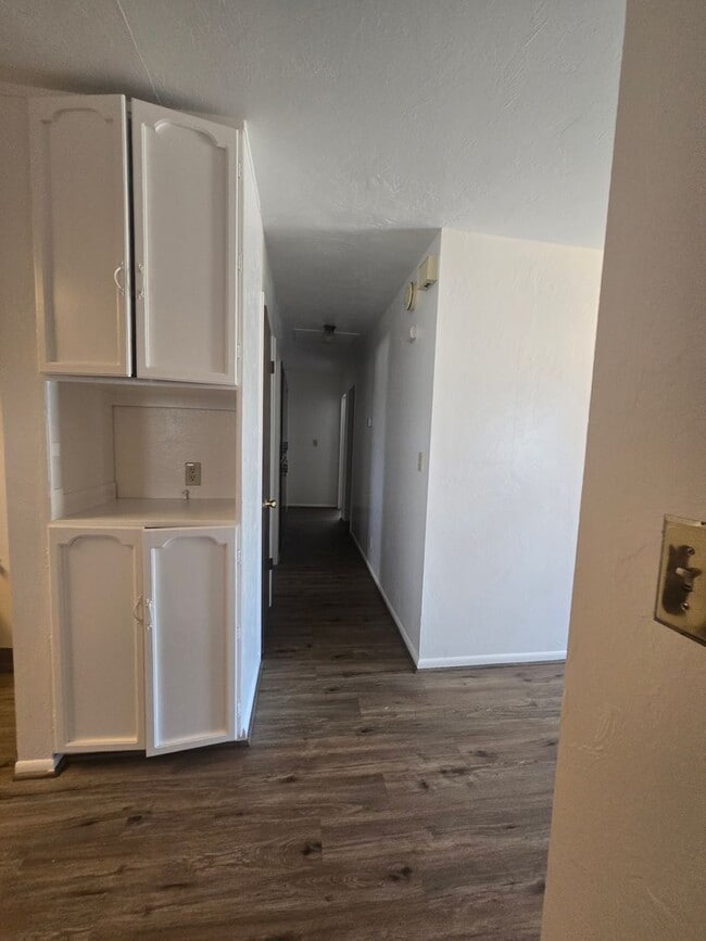 Building Photo - 3 BR 2 BA Available Now