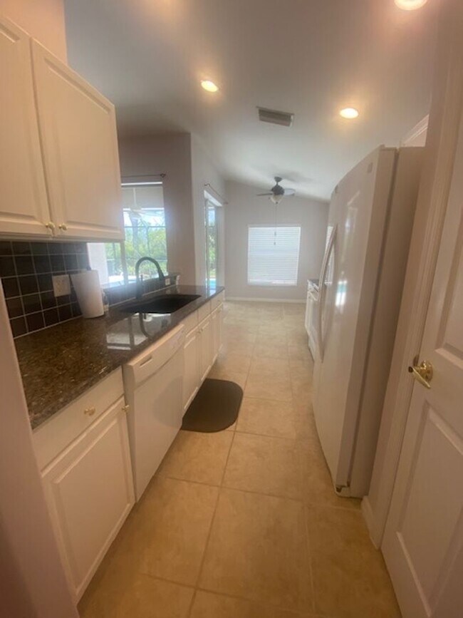 Building Photo - 3 bedroom 2 bath pool home in Colonial Cou...