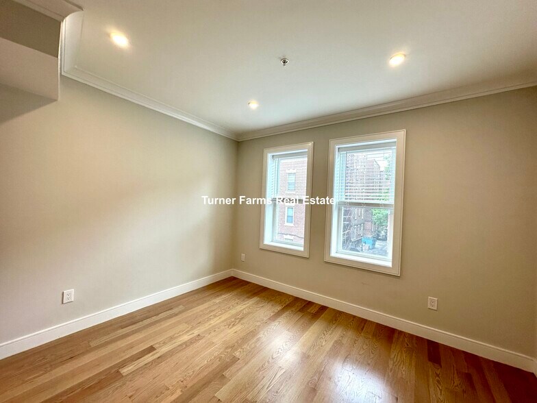 Building Photo - 162 Allston St