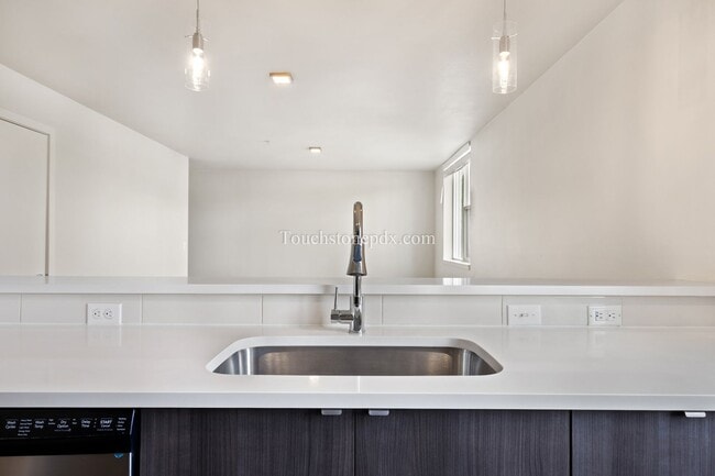 Building Photo - Contemporary 2 BD | 1.5 BA Apartment in The Heart of Northeast Portland