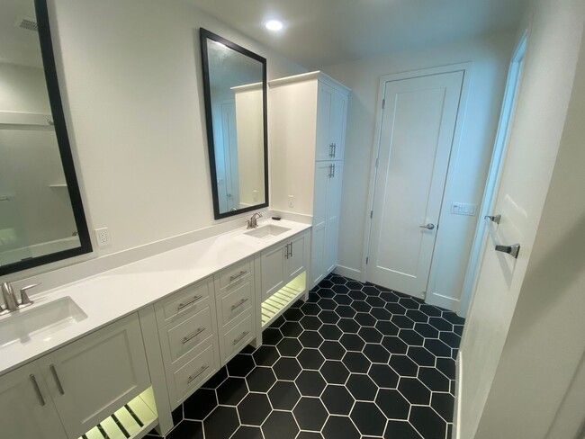 Building Photo - Modern Condo Living in the Heart of Alameda – Prime Location!