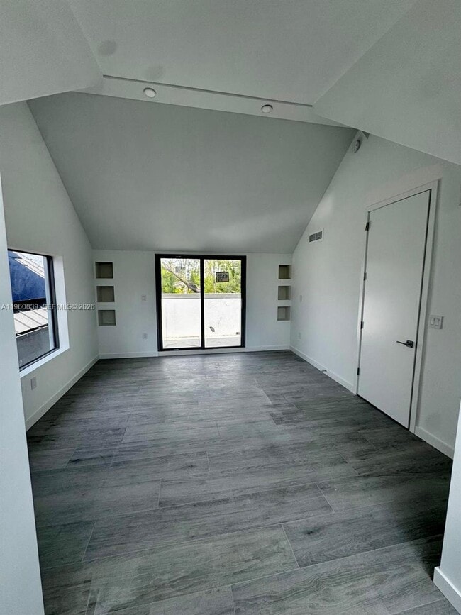 Building Photo - 3204 Plaza St