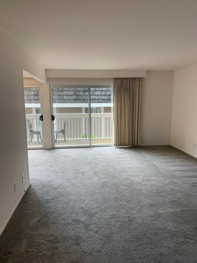 Building Photo - Lovely 2-Bedroom Apartment in Sharon Heights