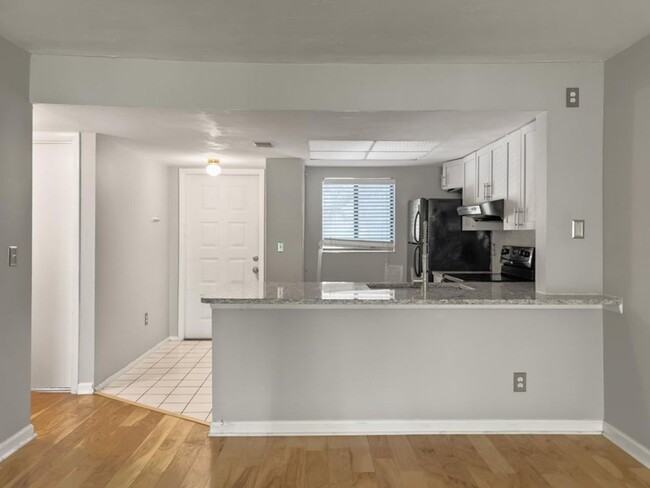 Building Photo - 2 BA/2 BR Condo in West Ashley