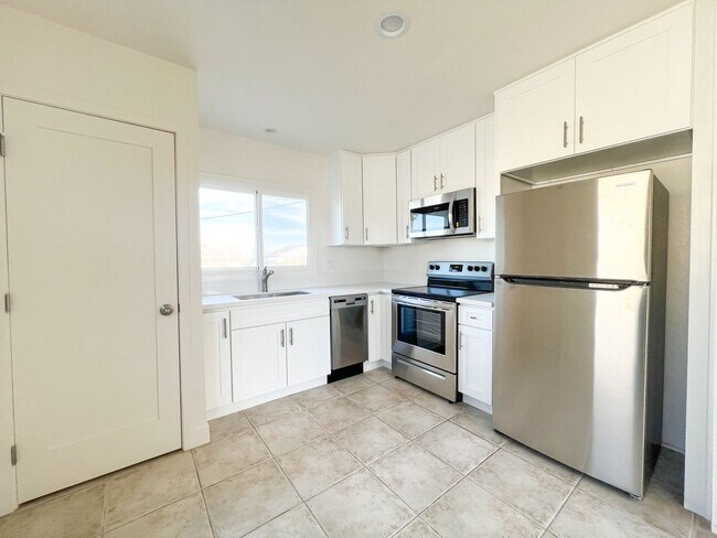 Building Photo - Adorable 2 Bedroom 1 Bathroom Home