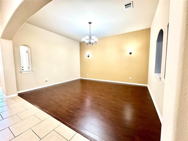 Building Photo - 512 Brown Juniper Way