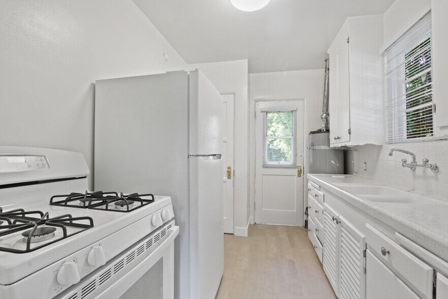 Building Photo - 2202-2206 20th St in Santa Monica!  Near Ocean Park Blvd.