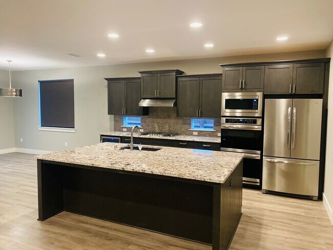 Building Photo - Gorgeous Newer Home!