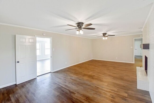 Building Photo - Available Now! Newly Remodeled 4 Bed 3 Bat...