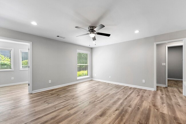 Building Photo - Spacious 3-bedroom, 2.5-bathroom End-unit townhome