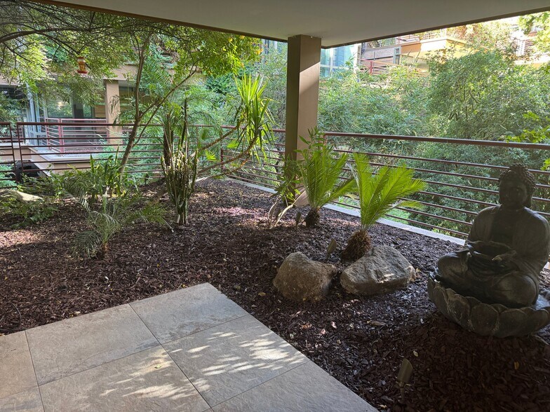 Building Photo - 7167 E Rancho Vista Dr