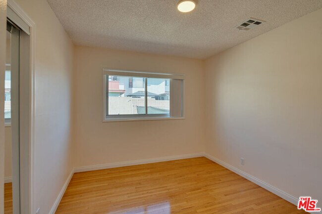 Building Photo - 431 W Acacia Ave